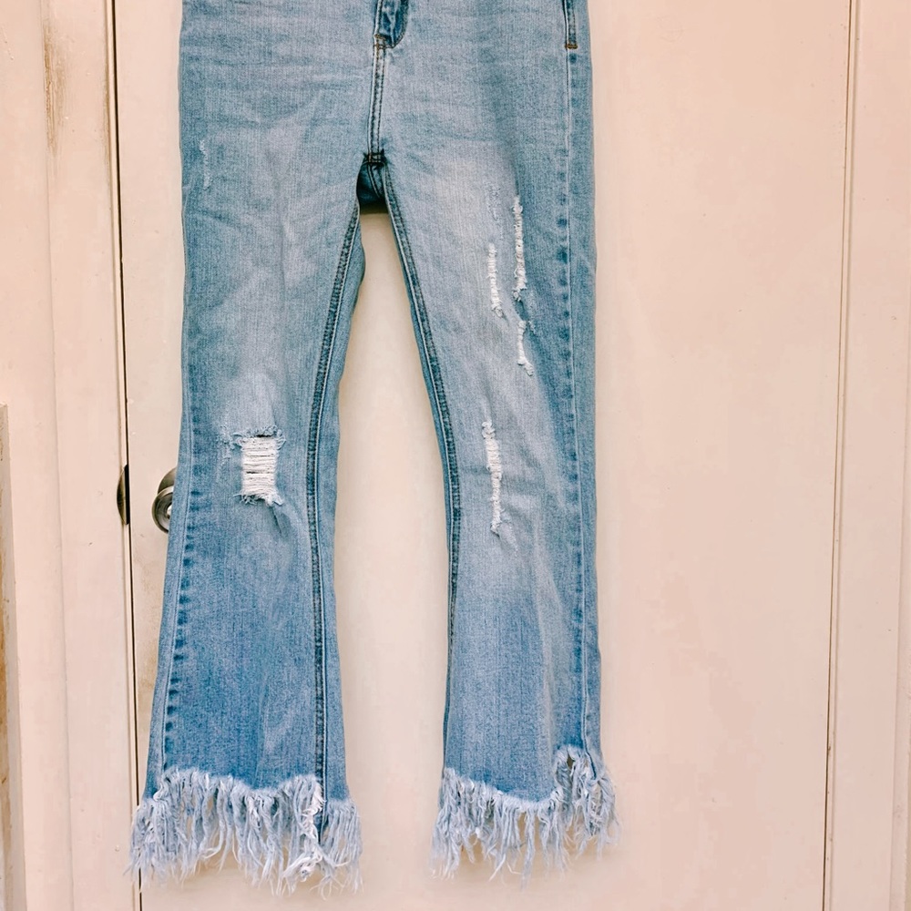 Distressed jeans with shredded ends